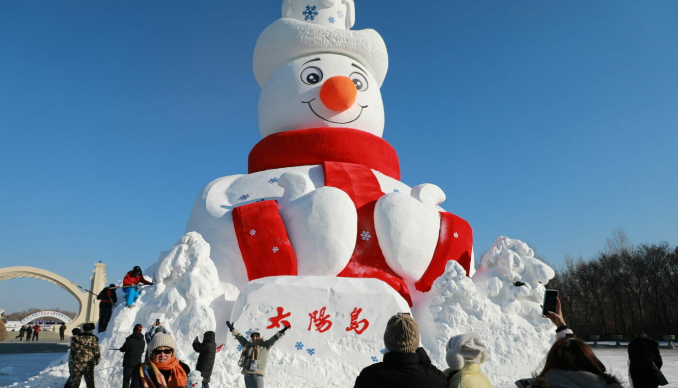 В Китае установили рекорд и слепили самого большого снеговика в мире