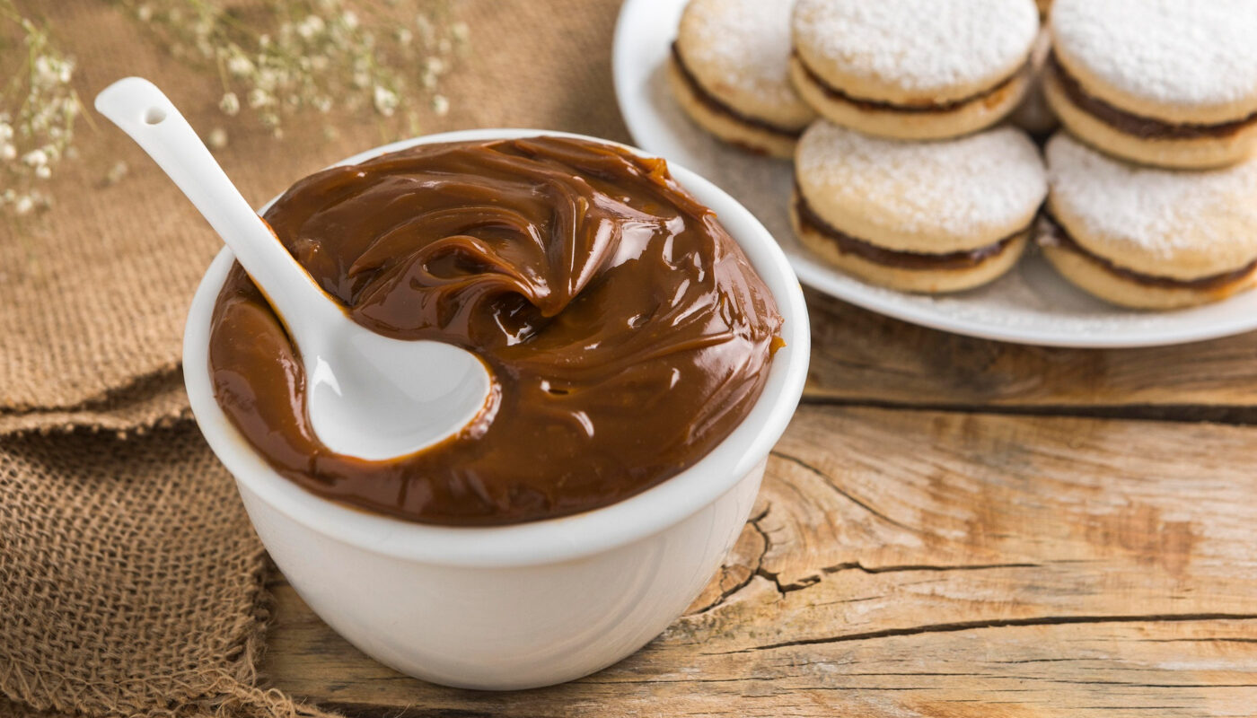 Шоколадный десерт и тарелка с печеньем