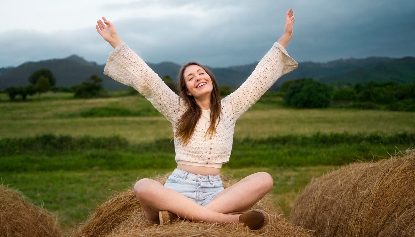 девушка на стоге сена изменяет жизнь в лучшую сторону прямо сейчас