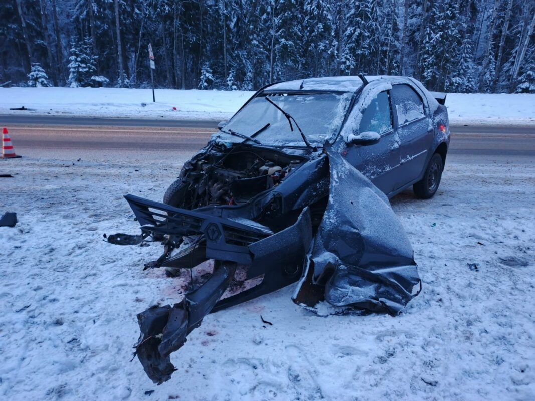 Легковушка и грузовик столкнулись на встречке в Вологодской области