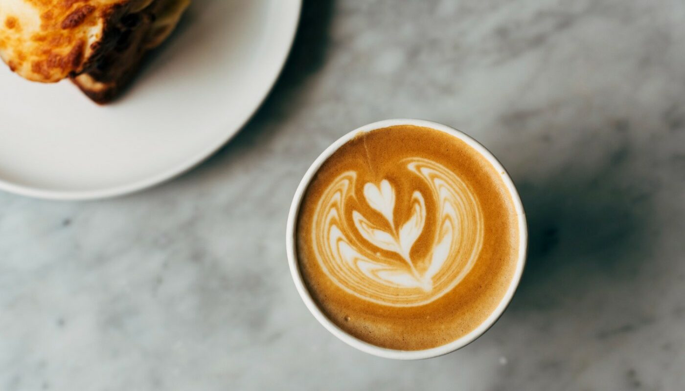 Ученые изучили почти 500 000 человек. И открыли неожиданную связь между кофе и сном