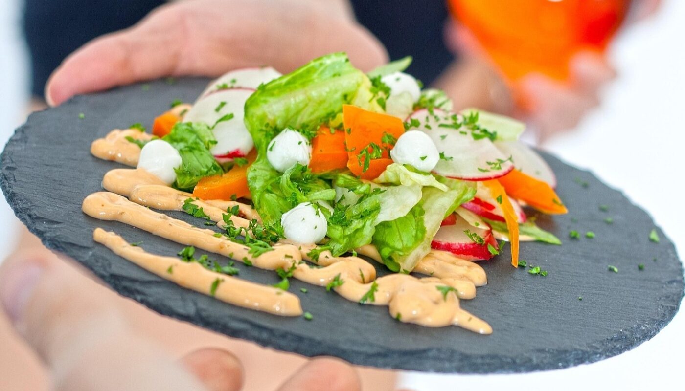 Крабовый салат с необычным вкусом: идеально для встречи Нового года