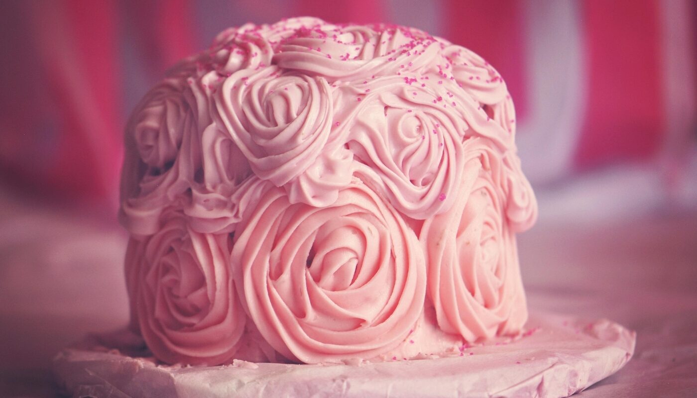 Хрустящий торт «Наполеон» без возни с тестом и заварным кремом: проще угощения не придумаешь