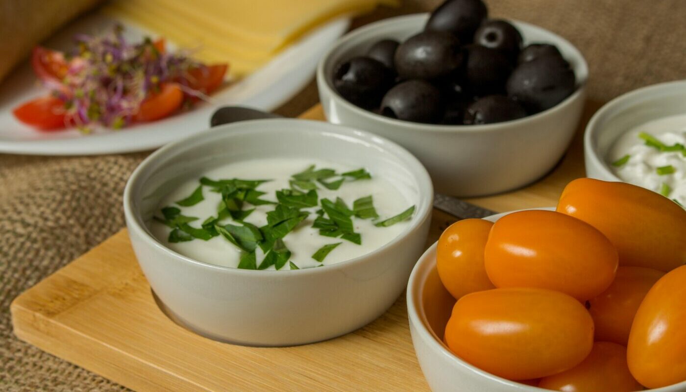 Универсальный соус для новогоднего стола: готовим греческий дзадзики по простому рецепту