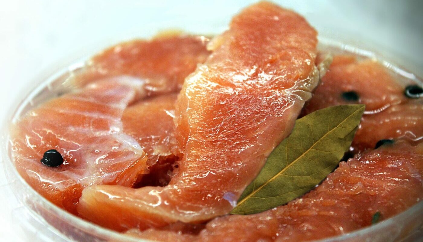 Никакой колбасы и мяса: легкий и сытный рыбный салат порадует ярким новогодним вкусом