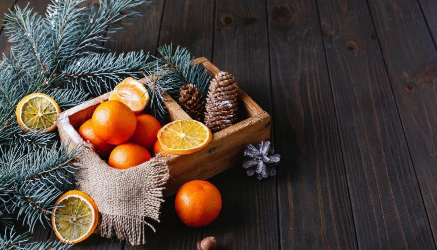 В Новый год хочется мандаринов и живой елки. Ученые нашли причину странной тяги
