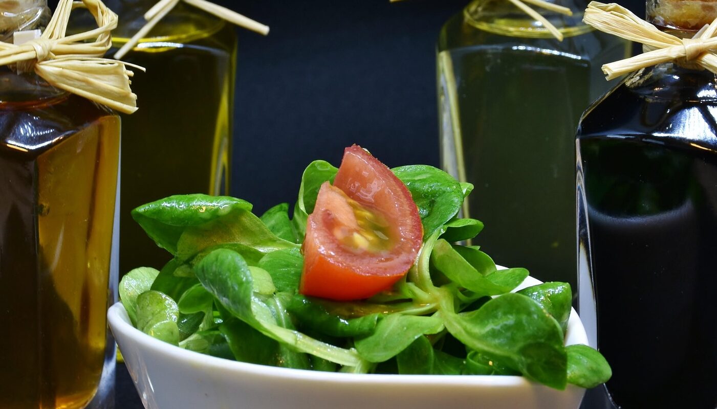 Нутрициологи назвали самые полезные растительные масла для заправки салатов на Новый год