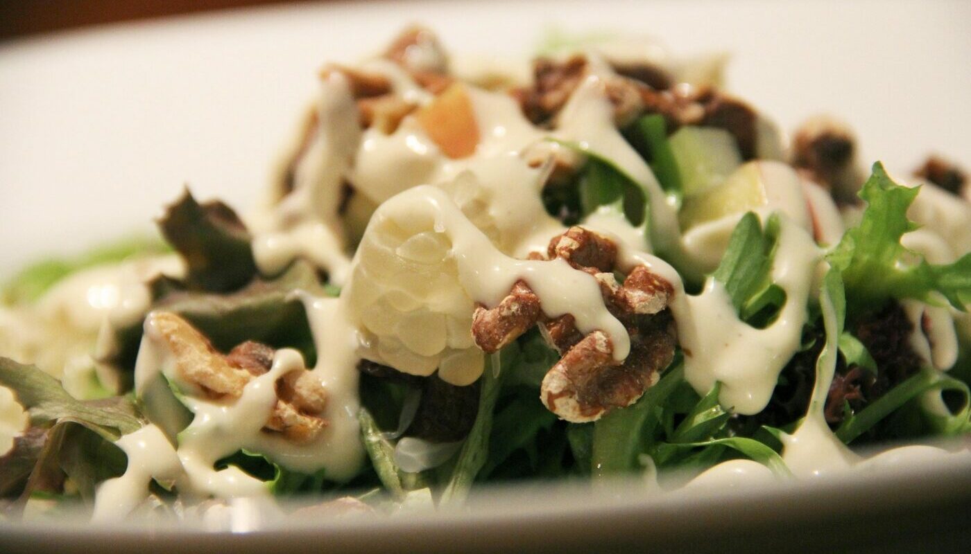 Салат «Счастливая курочка»: легкое новогоднее угощение для всей семьи