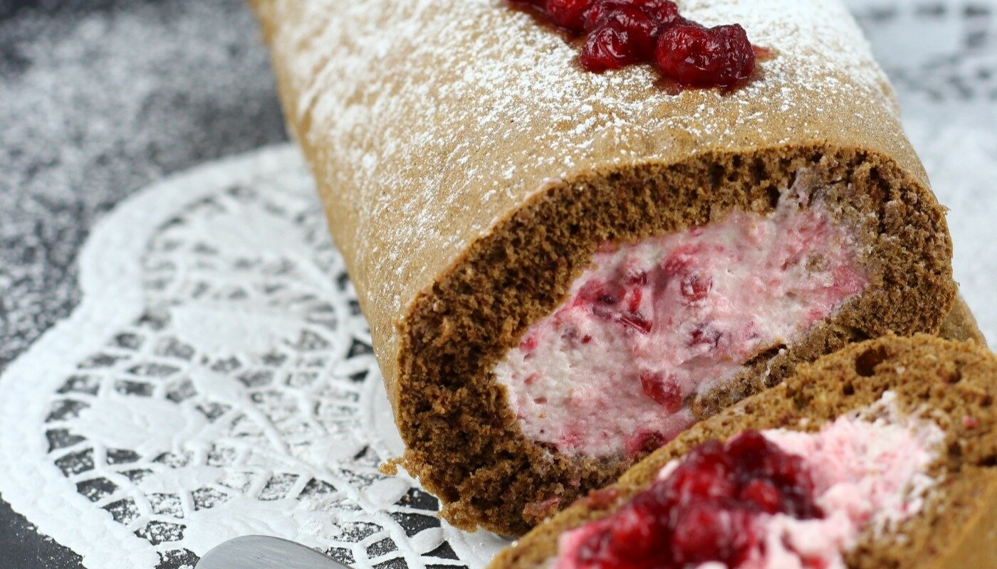 Рождественское полено – традиционный десерт из Франции: нежный бисквит и сливочный вкус