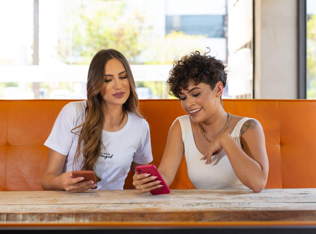 Назовут занудой и ненадежным человеком: о чем не стоит говорить с друзьями и коллегами