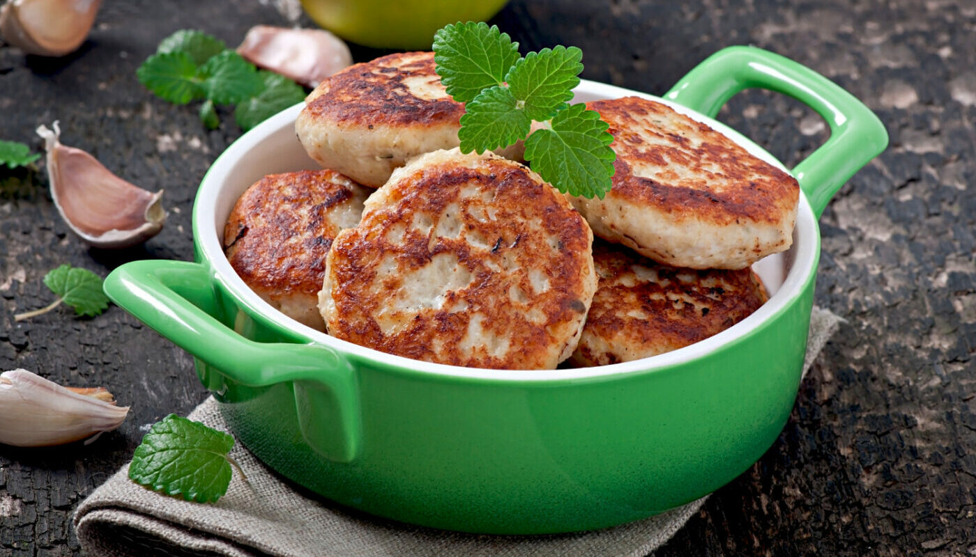 Биточки из филе курицы всегда получаются сочными: добавьте в фарш этот продукт