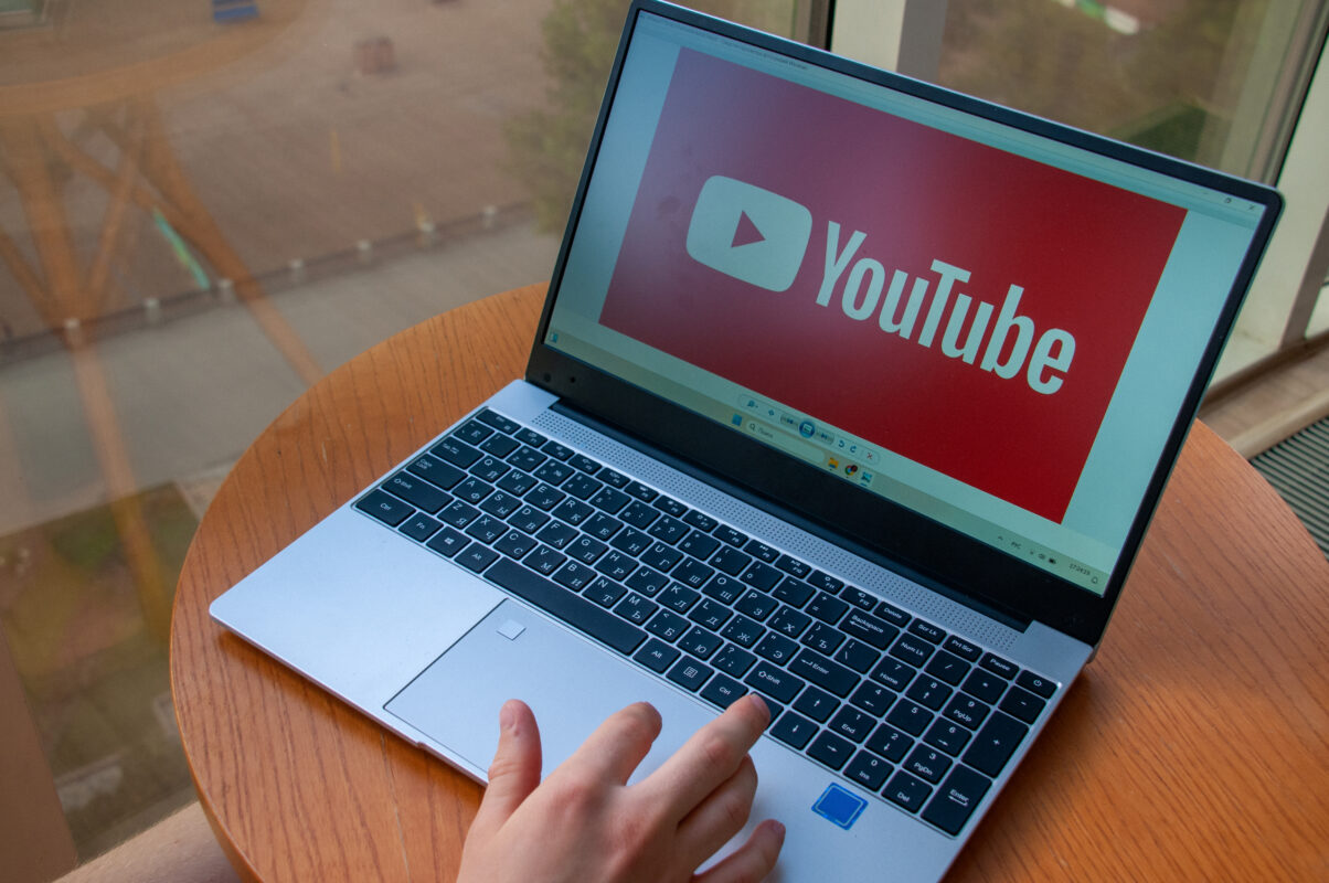 YouTube приступил к удалению каналов с ИИ-контентом низкого качества