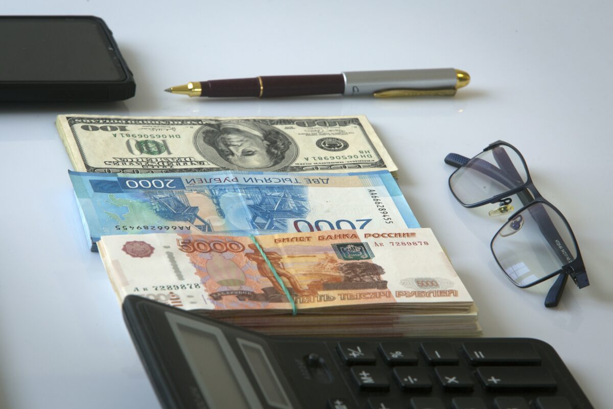 деньги, калькулятор, очки