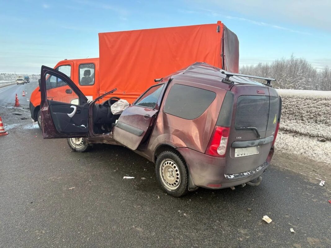 Под Вологдой легковушку смяло после столкновения с «Газелью»