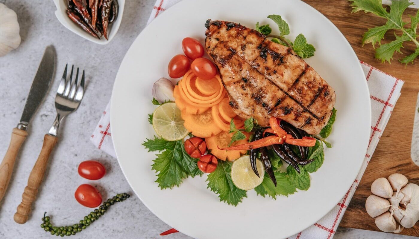 Куриное филе всегда будет сочным: хитрый лайфхак сделает мясо нежным и мягким