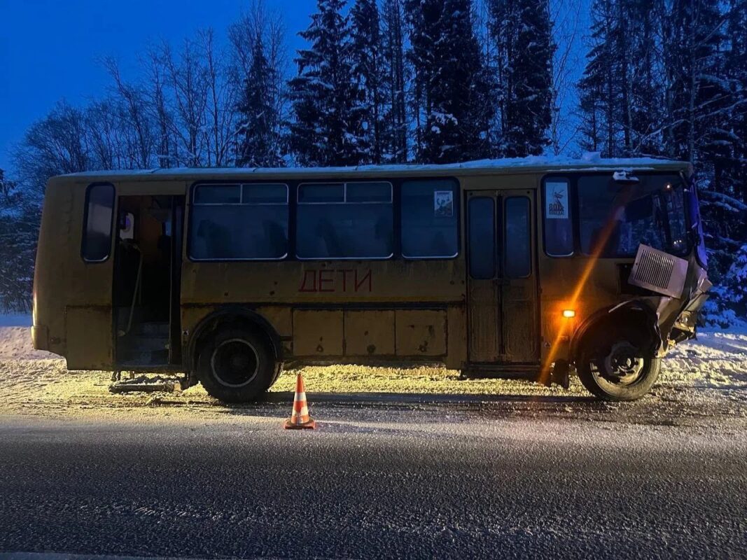 Школьный автобус и легковушка столкнулись под Вологдой