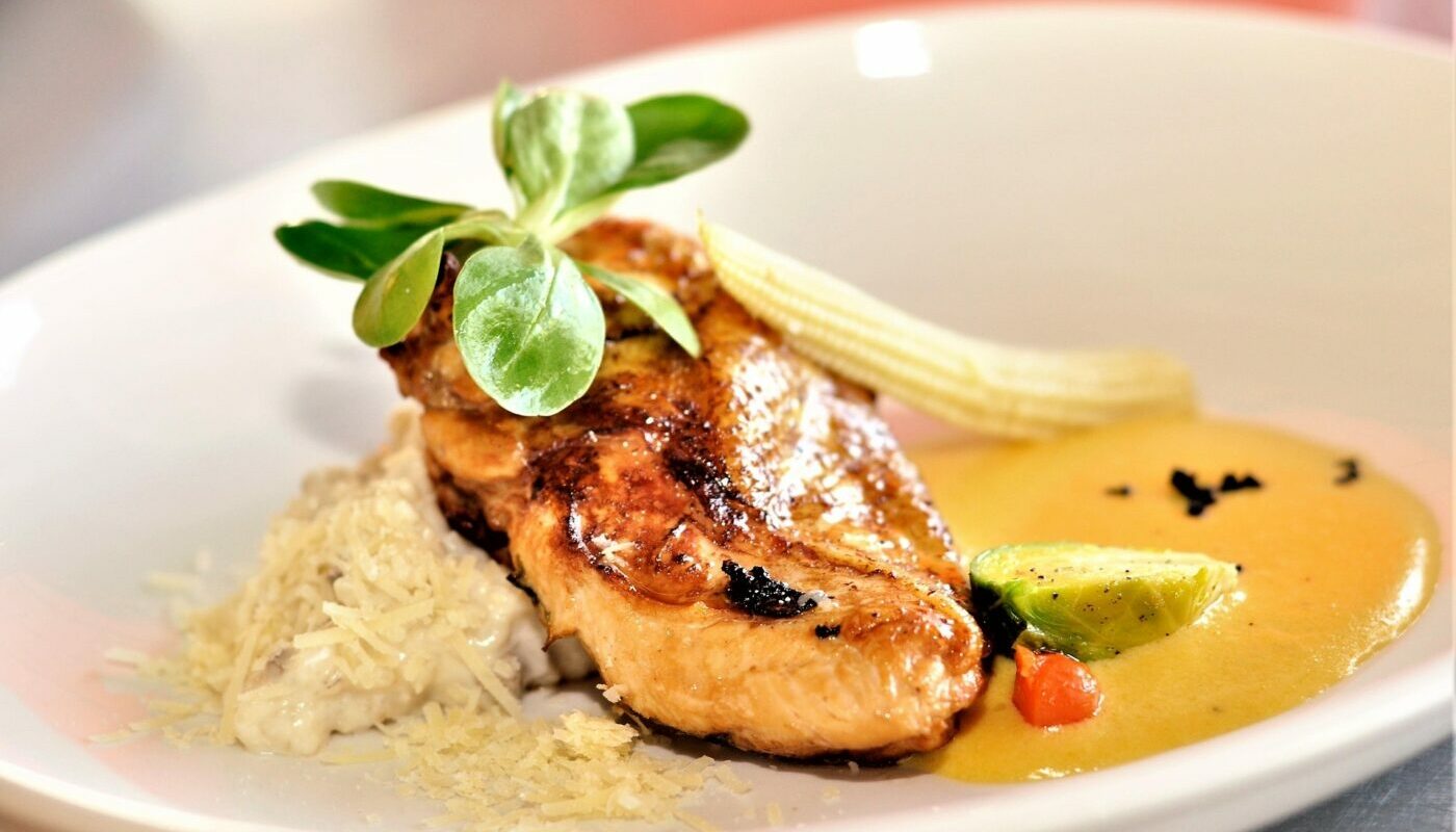 Курица, как из лучшего ресторана в Париже: аппетитное жаркое для обеда или ужина