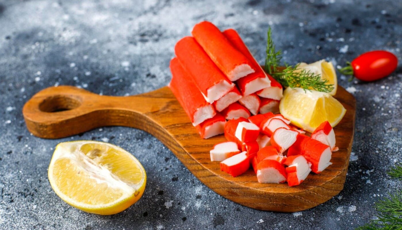 Еда крабовые палочки на доске