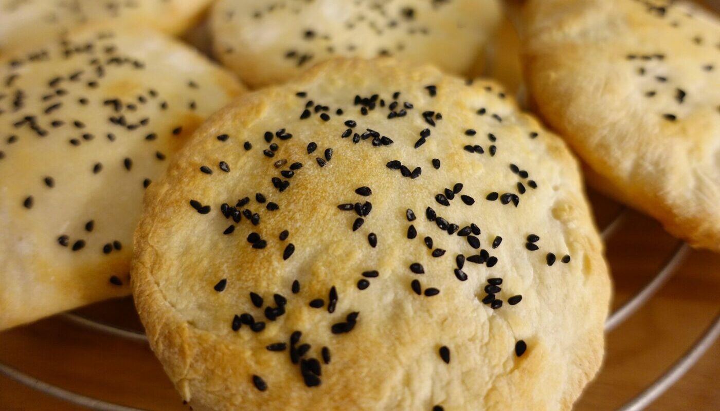 Пикантная лепешка к завтраку, обеду или ужину: 10 минут и ароматное угощение готово