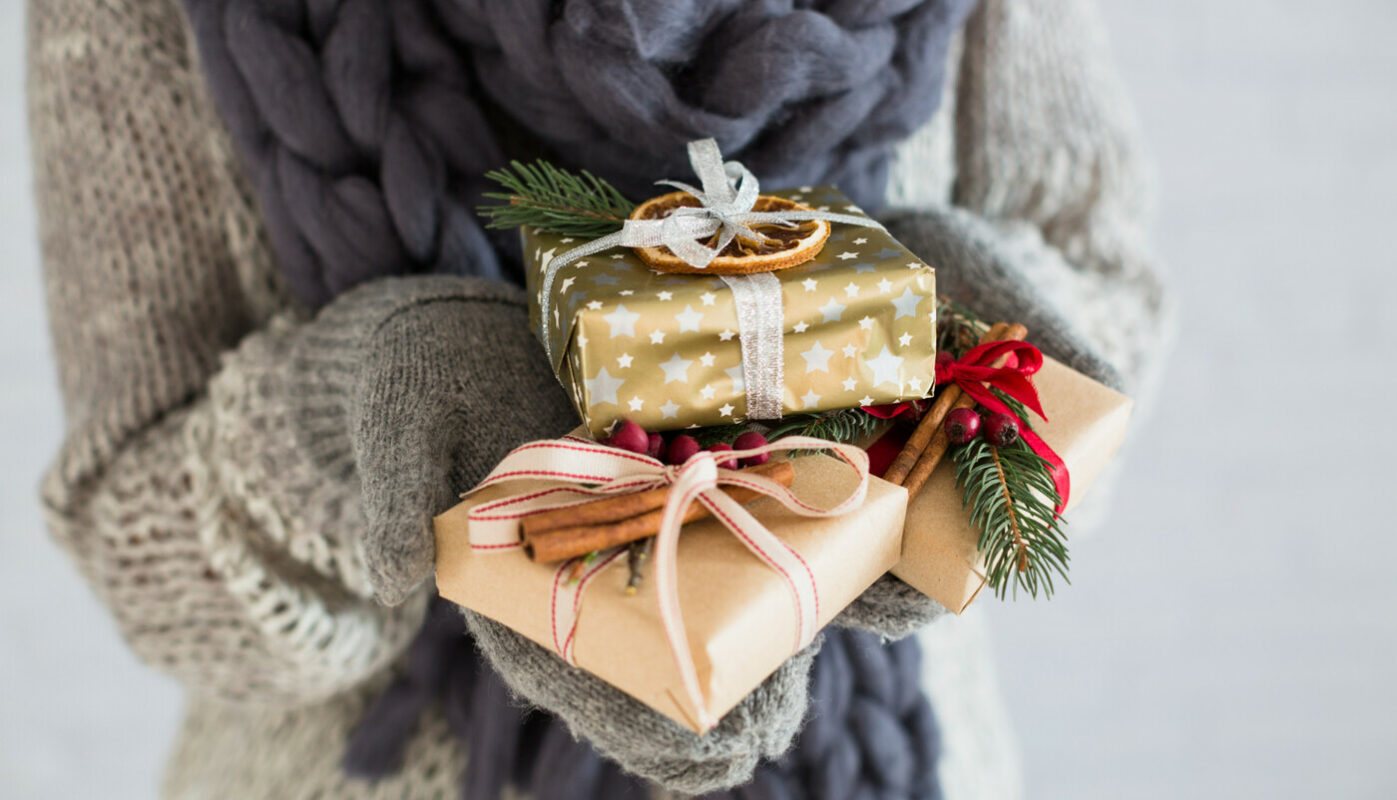 Можно ли передаривать чужие подарки на православное Рождество? Отвечает священник