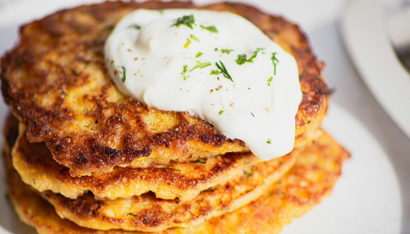 Вкуснейшие драники к завтраку: 15 минут, и сочные овощные лепешки дымятся на столе