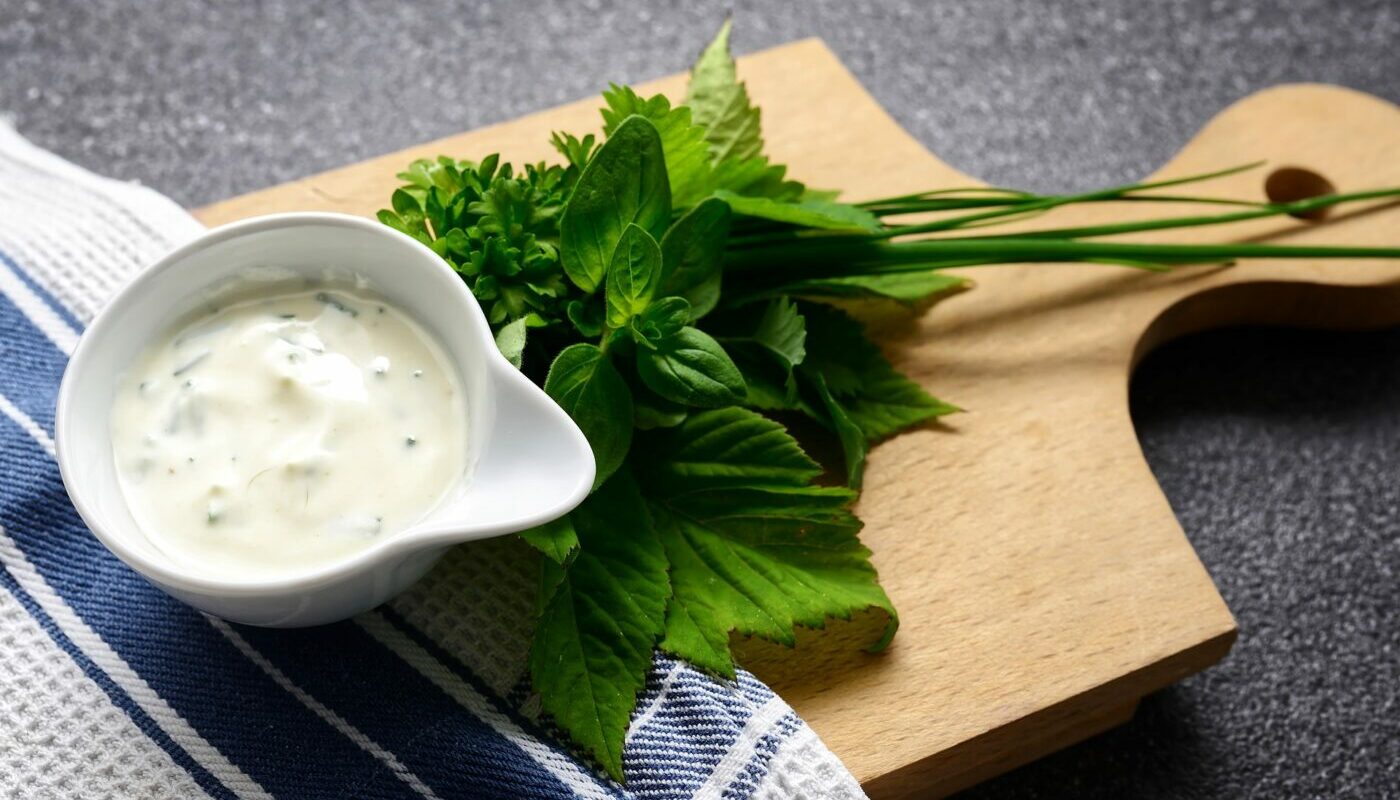 Салат из крабовых палочек без майонеза: этот продукт сделает угощение еще вкуснее