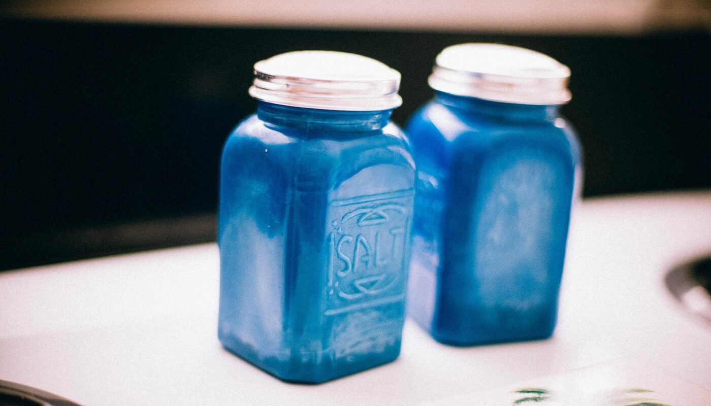 Выведет пятна, жир и ржавчину: копеечное средство для уборки любых поверхностей в доме