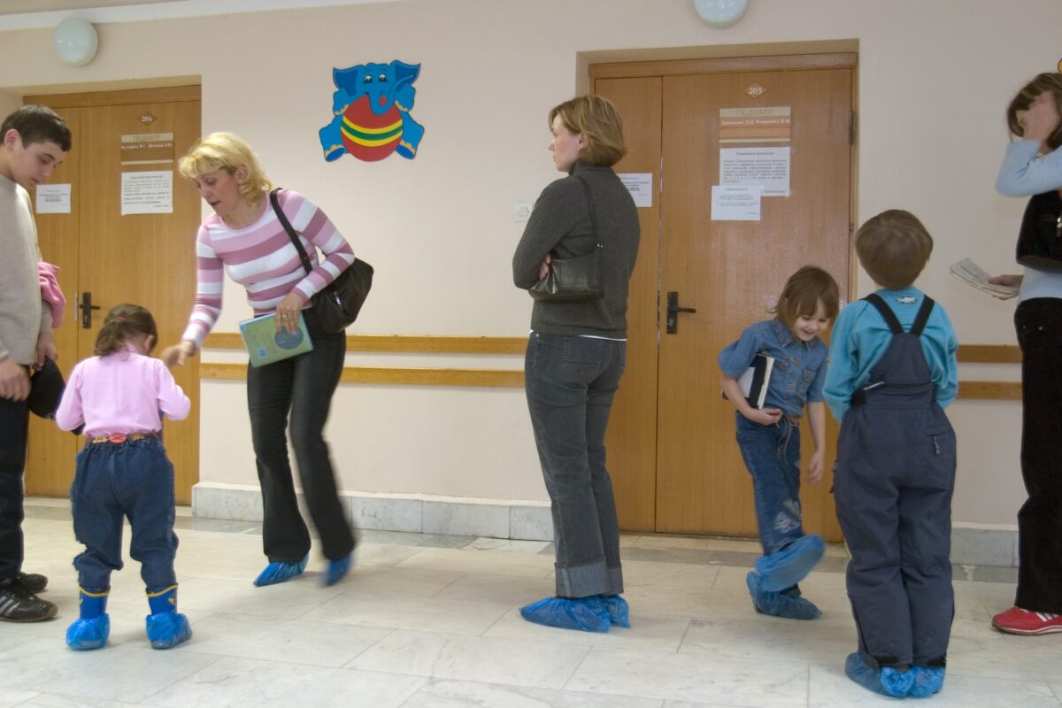 В России предложили отменить бахилы. Медики не стали молчать