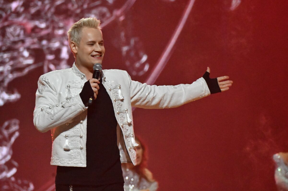 Лизать не помогать. От SHAMANа потребовали просить прощения у «батюшки Байкала»