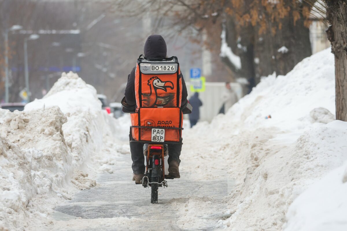 Владелец «Додо Пиццы» попытался замять скандал с увольнением курьера, который помог замерзшей собаке
