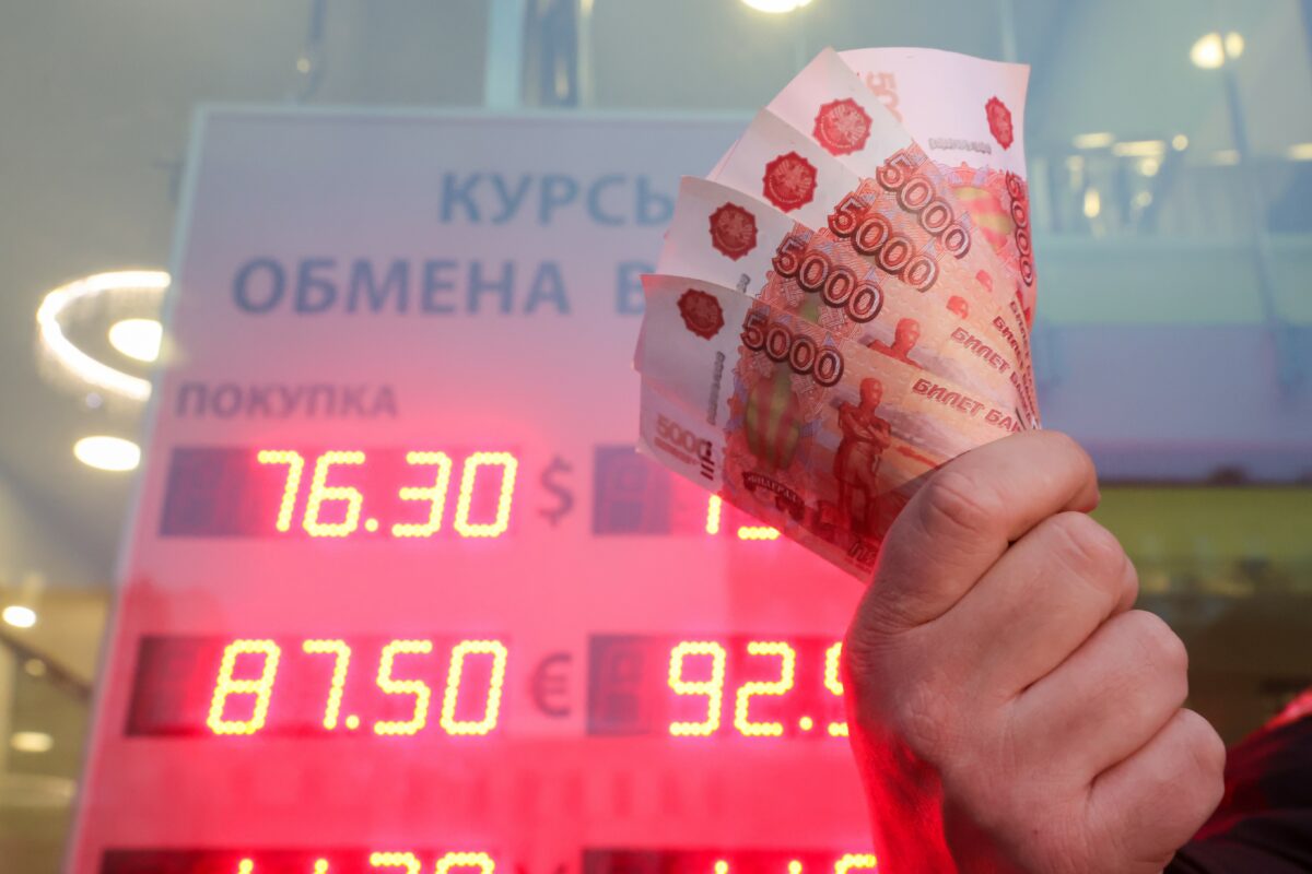 Минфин намерен избавиться в феврале от валюты и золота на рекордную сумму