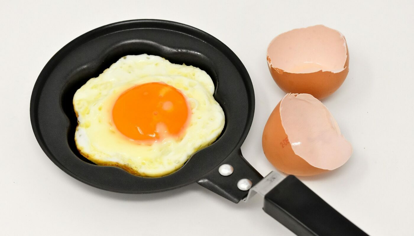 Инструкция: как поджарить идеальную яичницу, сочный белок и кремовый желток