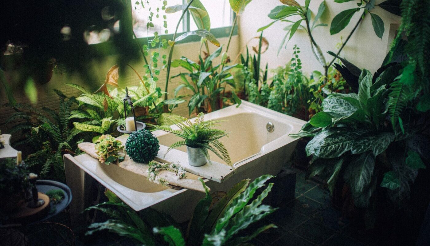 Чугунная ванна снова станет, как новая: простой способ привести в порядок старую сантехнику