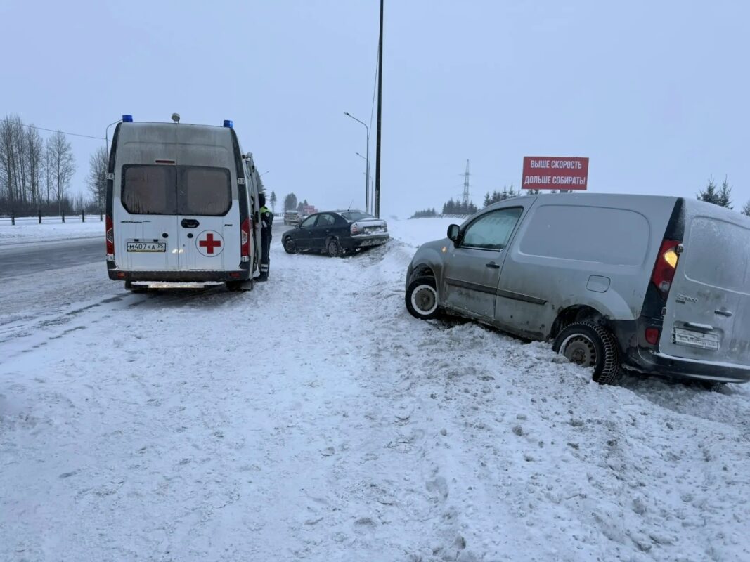 В Вологодском округе автомобиль сбил водителя
