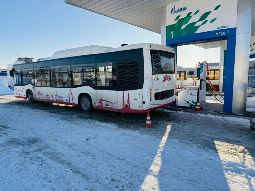 В Череповце автобус прижал пешехода к заправочной колонке