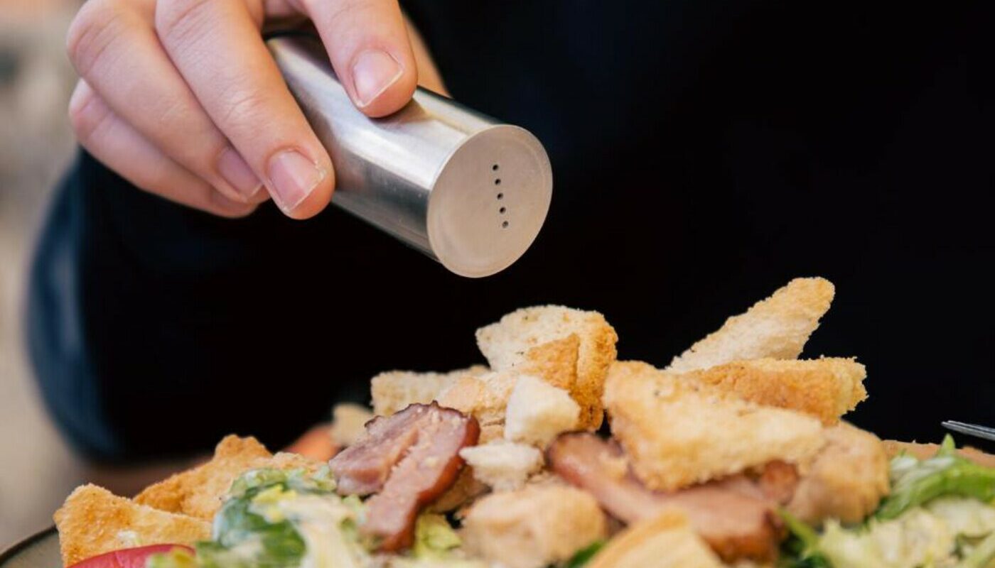 Против соли ополчились! Теперь критикуют ее недостаток в рационе, который тоже грозит проблемами