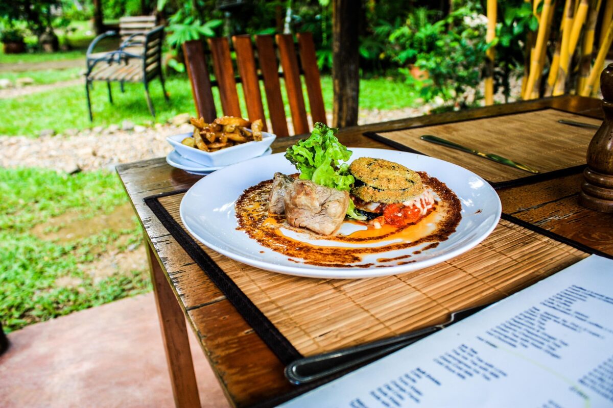 Сочные стейки из свиной шеи с картофельными дольками: если захотелось шашлыков, а на природе еще холодно