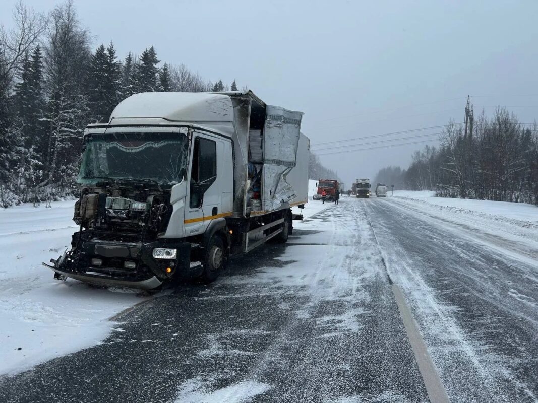 Шесть автомобилей столкнулись на трассе в Вологодской области