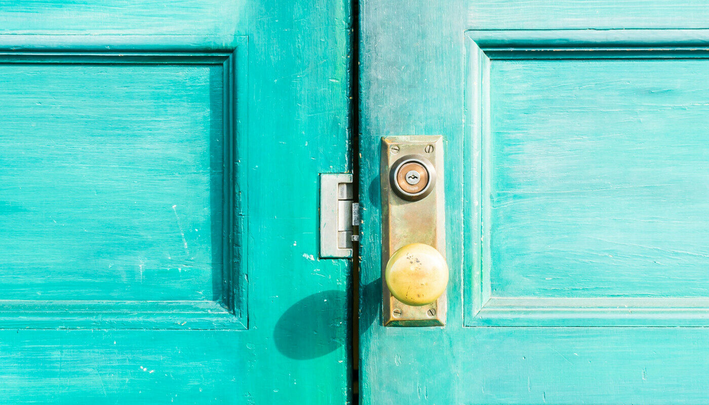 Инструкция, как правильно открыть входную дверь, чтобы выйти из квартиры