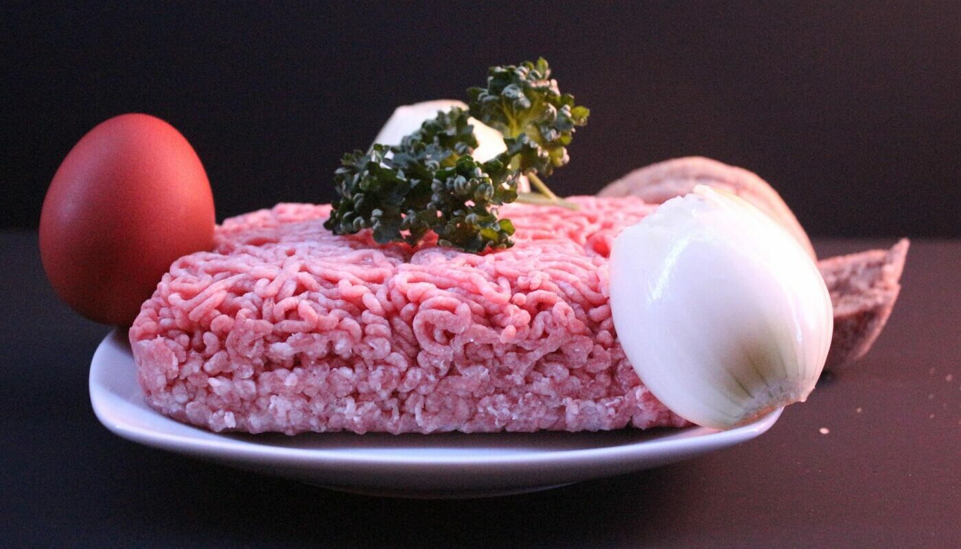 Сытная мясная ватрушка: лучший пирог из фарша, шампиньонов и слоеного теста за 30 минут