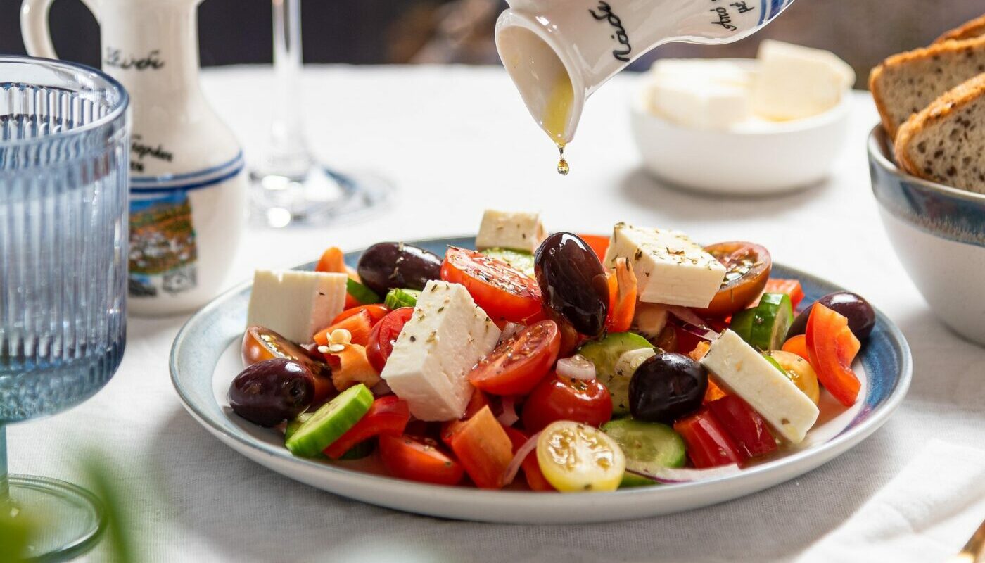 Три нежных салата для прекрасных дам: собираем праздничный стол на 8 марта