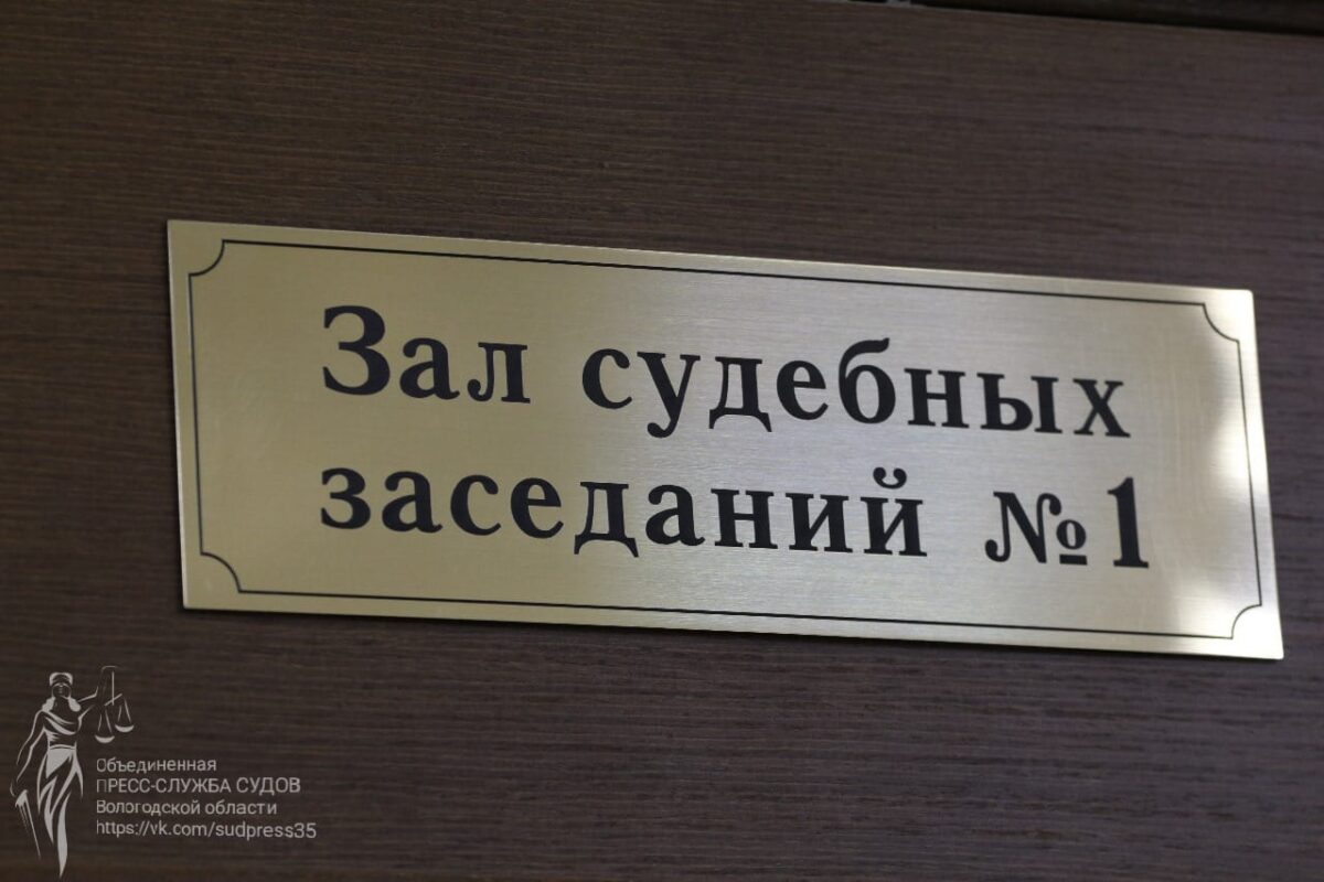 Учитель на уроке уронила школьницу со стула