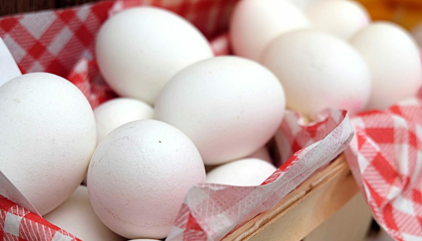 Как правильно сварить яйца вкрутую: скорлупа не прилипнет к белку и легко снимется с продукта