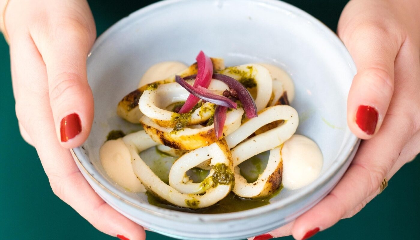 Весенний салат с кальмарами и свежими овощами: легкое, сочное и витаминное блюдо для хорошего настроения