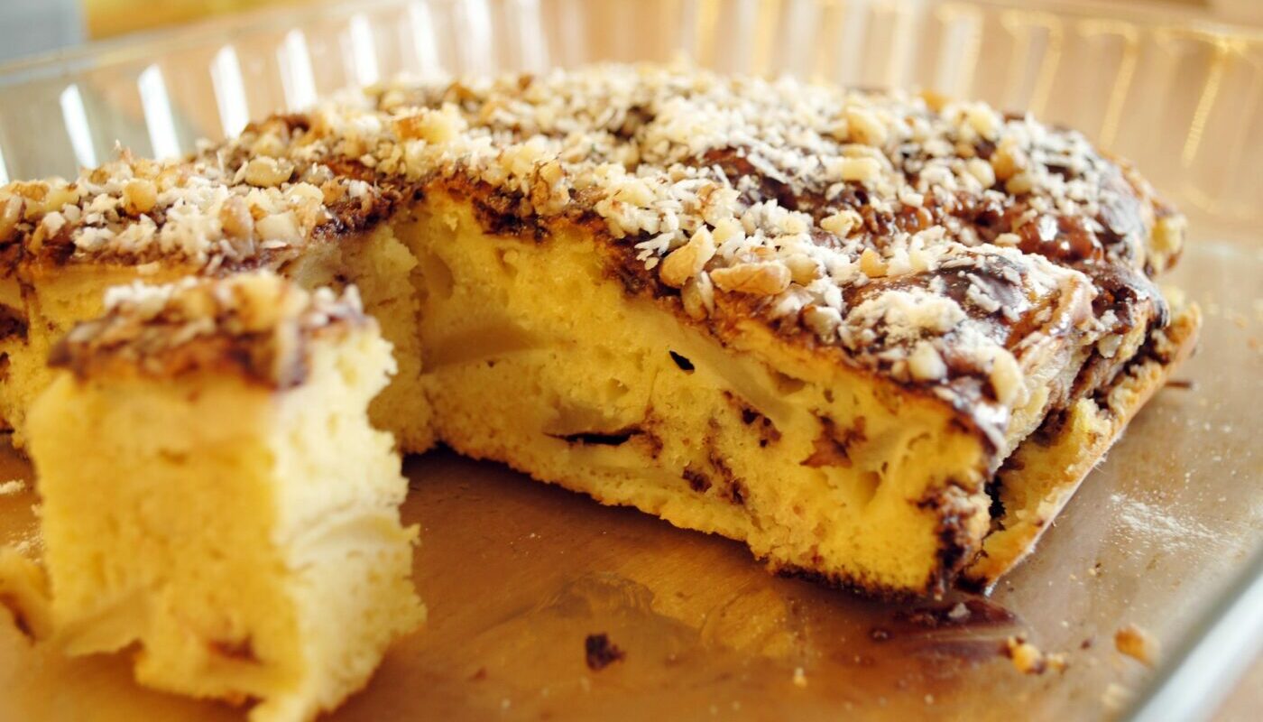 Заменит сложный штрудель: восхитительный пирог с яблоками и изюмом к вечернему чаю