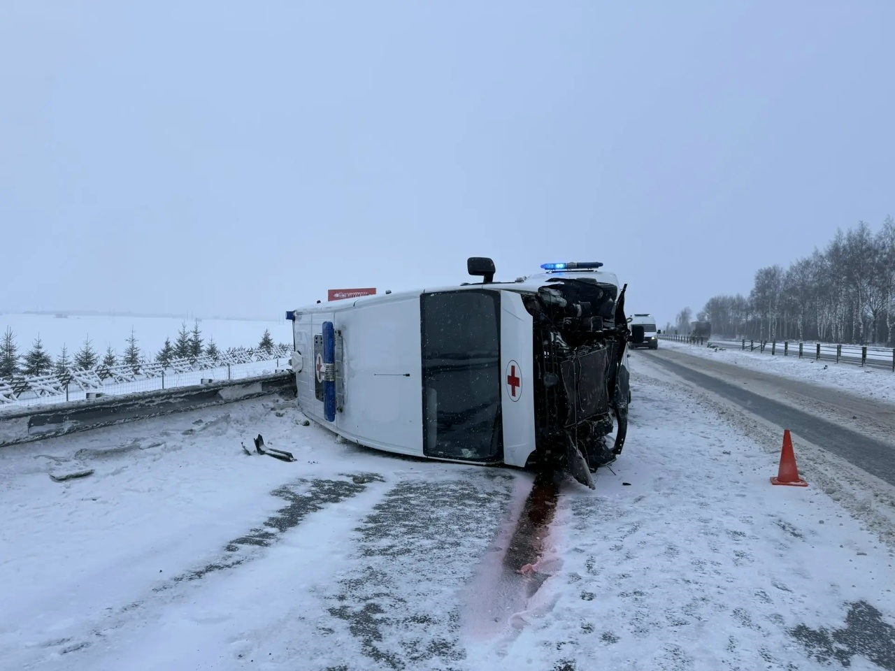 Под Вологдой скорая опрокинулась на трассу