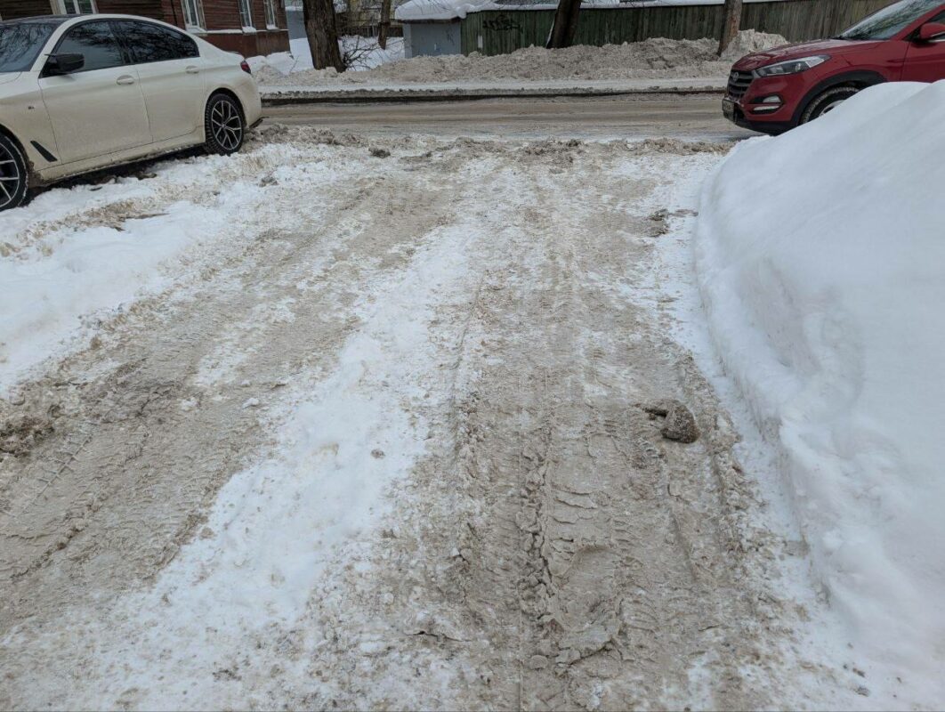 Названы дворы Вологды, где хуже всего убирают снег