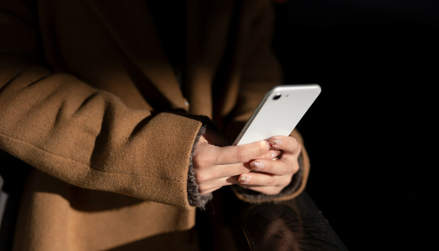 Инструкция как незаметно проверить телефон под столом