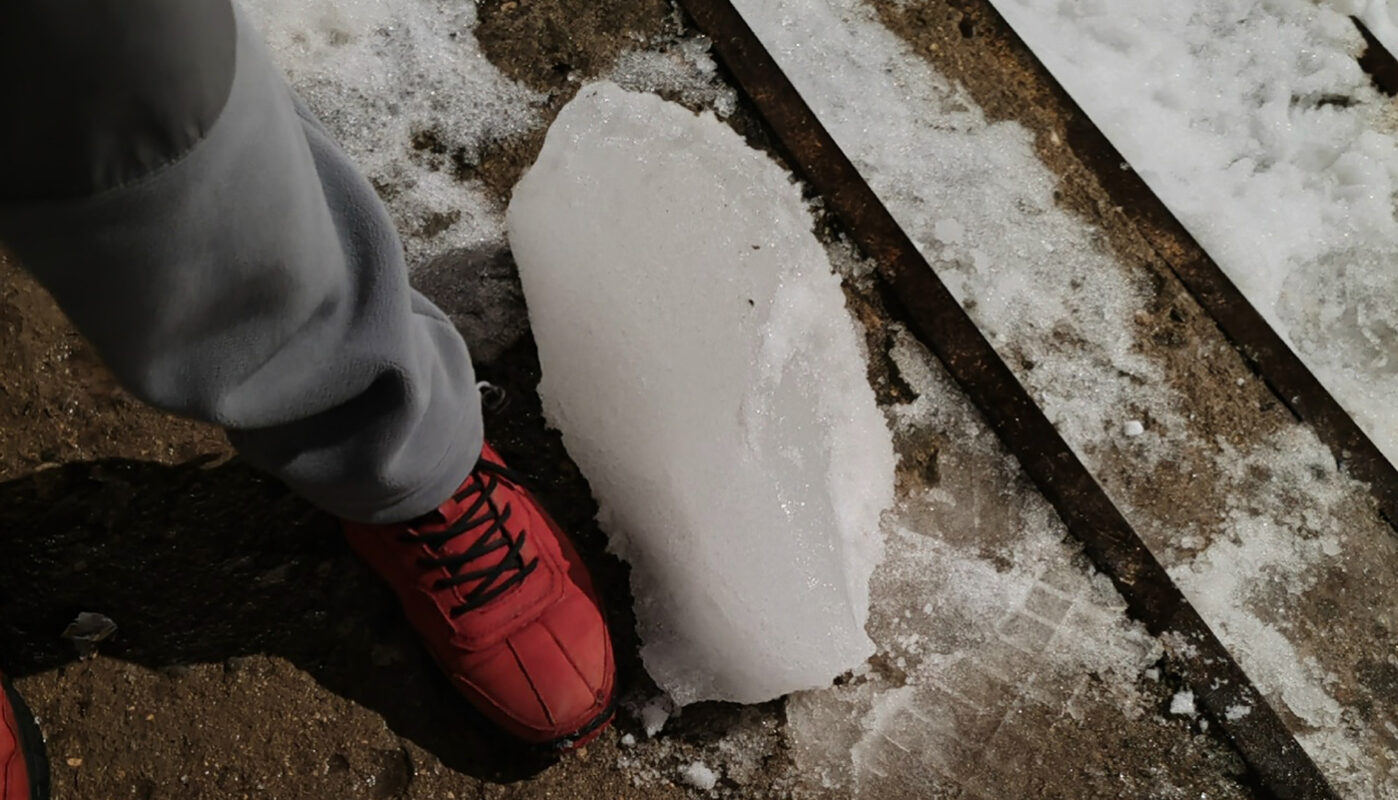 С крыш Вологды начали падать ледяные глыбы