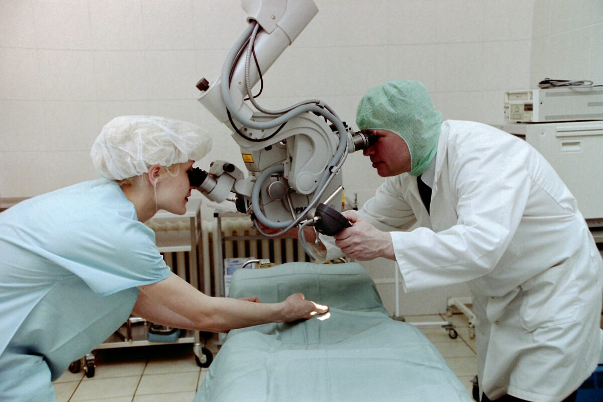 Белые халаты уходят в прошлое. Российских медиков оденут в разноцветную одежду